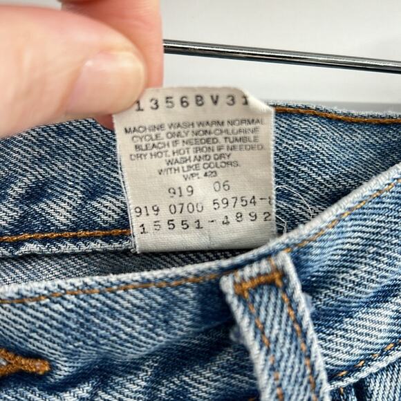 Levi's Women's Vintage 550 Relaxed FIt Tapered Leg Jeans - Light Wash - 4 - Picture 5 of 10